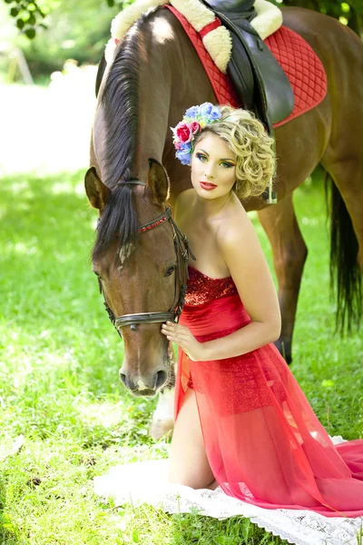 Mulher com maquiagem brilhante no cavalo ao ar livre — Fotografia de Stock