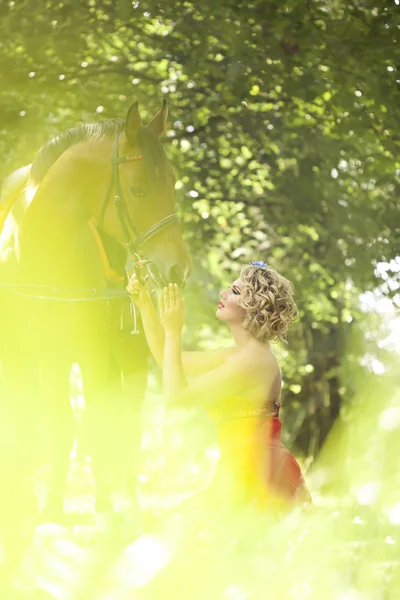 Kvinna med ljusa makeup på häst utomhus — Stockfoto