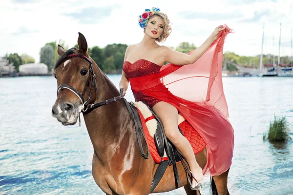 Mulher com maquiagem brilhante no cavalo ao ar livre — Fotografia de Stock