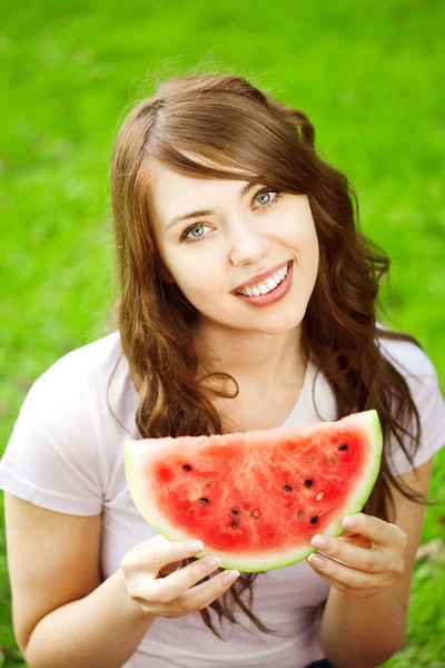 Frau mit saftigen Wassermelonen in den Händen — Stockfoto