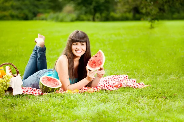 Kvinna med saftiga vattenmelon i händer — Stockfoto