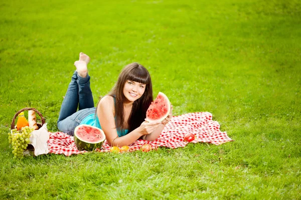 Frau mit saftigen Wassermelonen in den Händen — Stockfoto