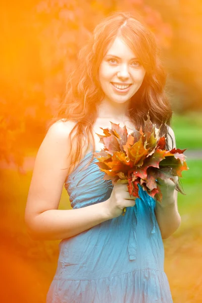 Ősszel. ősszel a gyönyörű nő. — Stock Fotó