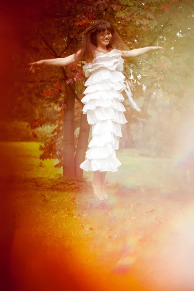 Herbst. schöne Frau im Herbst. — Stockfoto