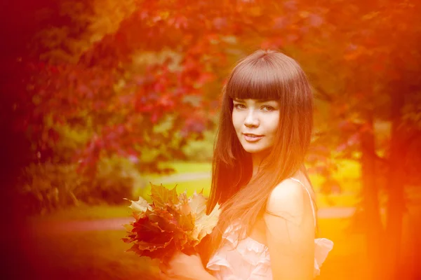 Autunno. Bella donna in autunno . — Foto Stock