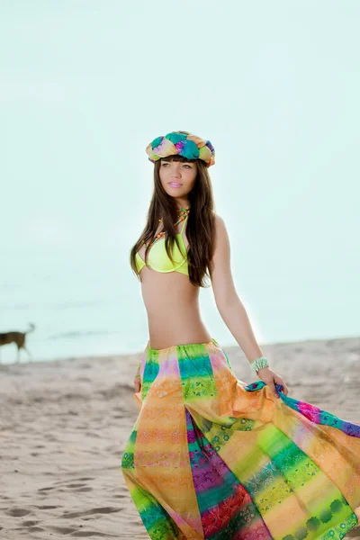 Lyxiga vacker fashionabla kvinna på stranden — Stockfoto