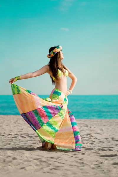 Lussuosa bella donna alla moda sulla spiaggia — Foto Stock