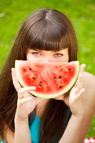 Frau mit saftigen Wassermelonen in den Händen Stockfoto