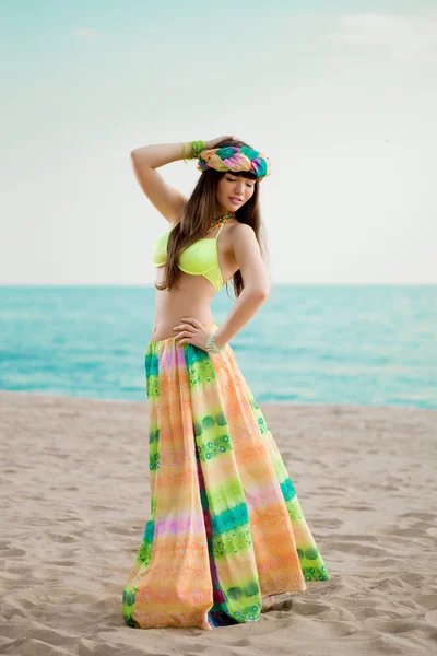 Lyxiga vacker fashionabla kvinna på stranden Stockbild