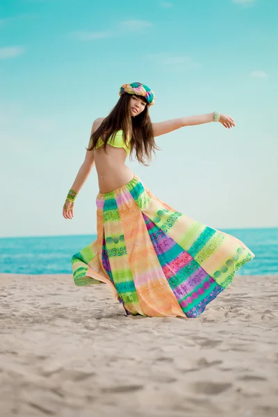 Luxe mooie modieuze vrouw op het strand — Stockfoto