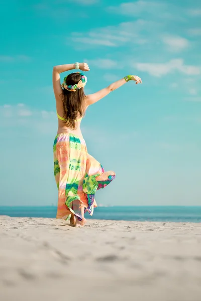 Luxuosa bela mulher elegante na praia — Fotografia de Stock