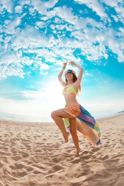 Lussuosa bella donna alla moda sulla spiaggia — Foto Stock