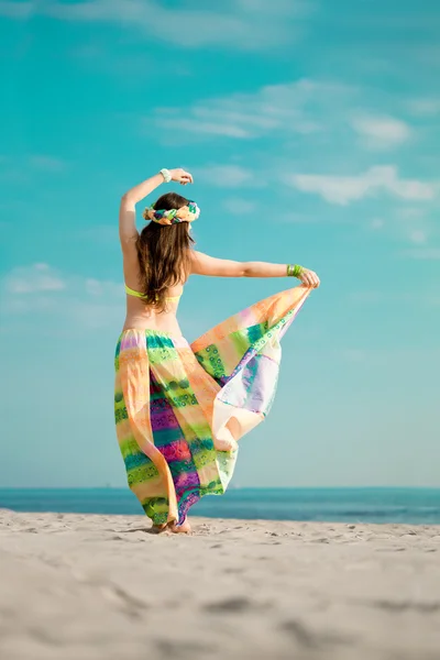Luxurious beautiful fashionable woman on the beach — Stock Photo, Image