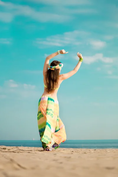 Luxe mooie modieuze vrouw op het strand — Stockfoto
