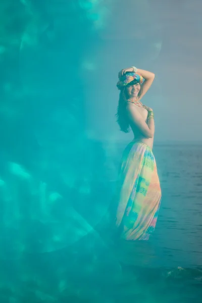 Lujosa hermosa mujer de moda en la playa —  Fotos de Stock