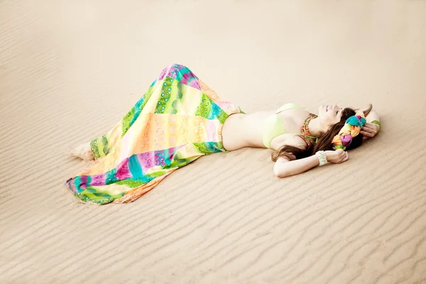 Luxuosa bela mulher elegante na praia — Fotografia de Stock