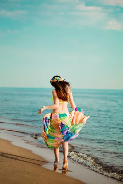 Luxe mooie modieuze vrouw op het strand — Stockfoto