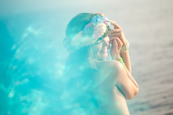 Lussuosa bella donna alla moda sulla spiaggia — Foto Stock