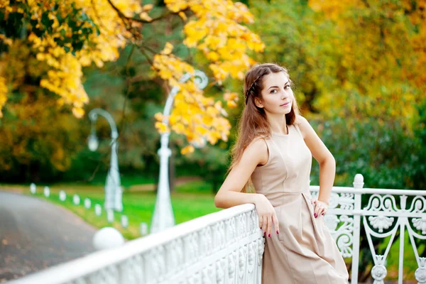 Herfst vrouw. — Stockfoto