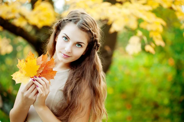 Herfst vrouw. — Stockfoto