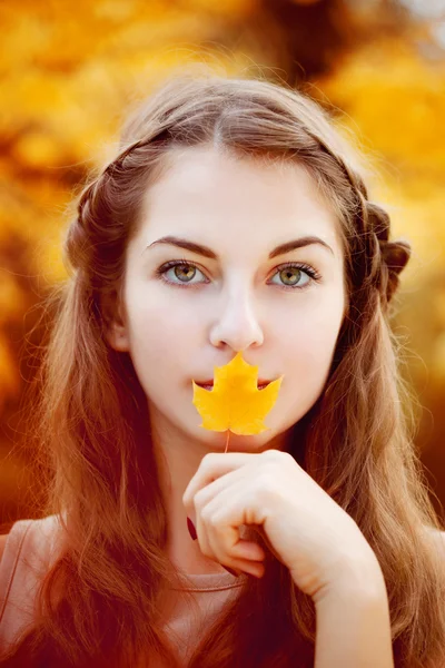 Sonbahar kadını. — Stok fotoğraf