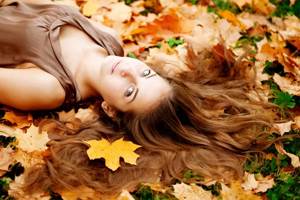 Autumn woman. — Stock Photo, Image