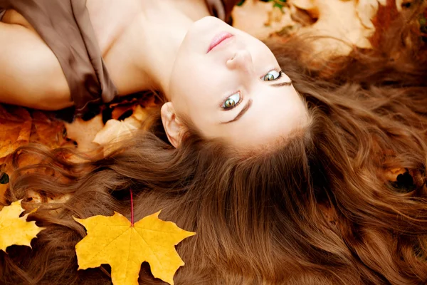 Herfst vrouw. — Stockfoto