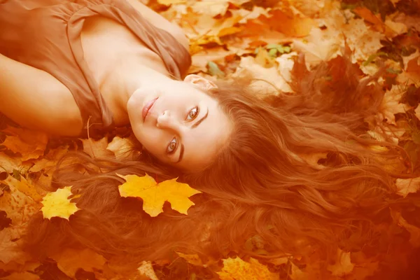 Herfst vrouw. — Stockfoto