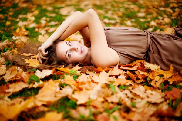 Herfst vrouw. — Stockfoto