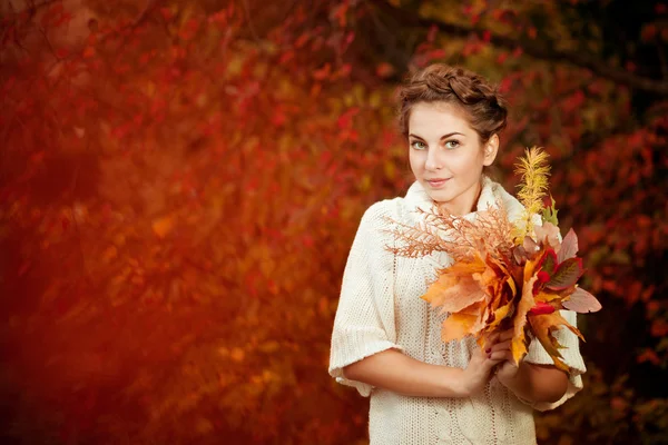 Herfst vrouw. — Stockfoto