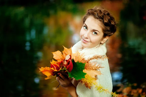 Sonbahar kadını. — Stok fotoğraf