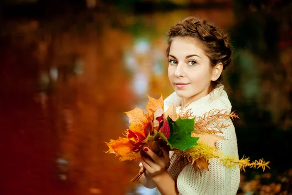 Осенняя женщина . — стоковое фото