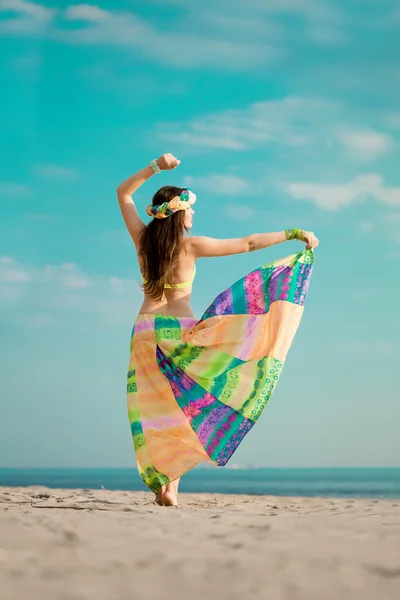 Lujosa hermosa mujer de moda en la playa Fotos de stock libres de derechos