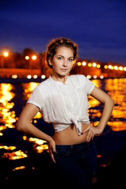 kadın ve gece şehir ligthts