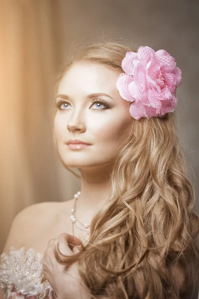 Donna elegante in un interno lussuoso — Foto Stock