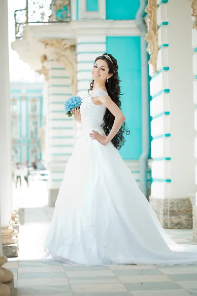 Невеста с длинными волосами — стоковое фото