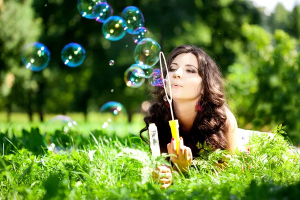 Mulher e bolhas de sabão — Fotografia de Stock