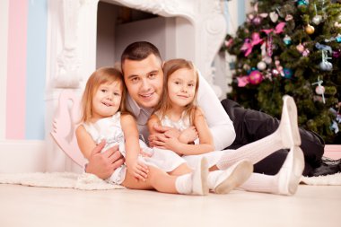 evde gülümseyerek mutlu bir aile