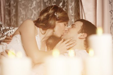 Mutlu çift evde aşık.