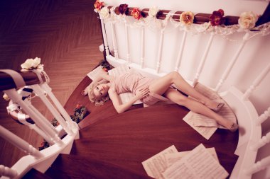 seksi Bayan merdivenlerde yalan