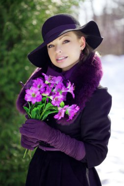 Kış parkında genç bir kadın