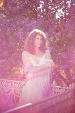 genç kadın çiçek açan bahçesinde