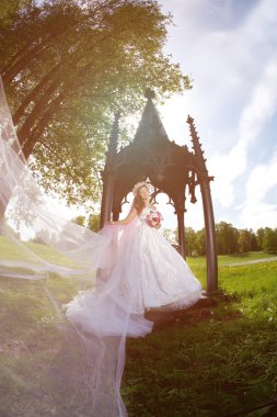 çiçek çelenk içinde genç gelin