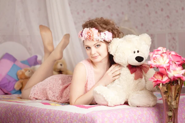 Belle femme avec un ours jouet — Photo