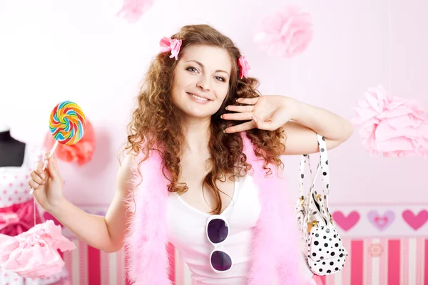 Sexy mladá žena v růžové místnosti — Stock fotografie