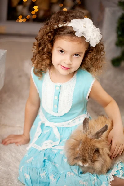 Pequena menina bonito chalristmas com coelho — Fotografia de Stock
