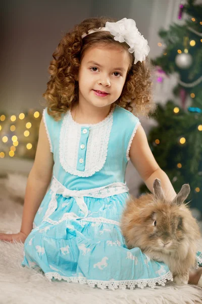 Pequena menina bonito chalristmas com coelho — Fotografia de Stock