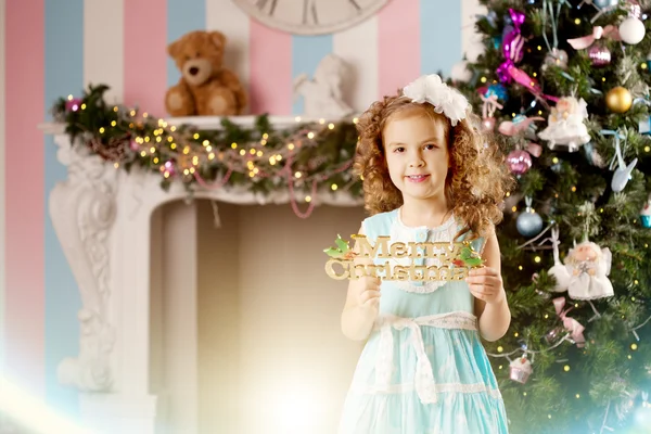 Kleines süßes lächelndes Weihnachtsmädchen — Stockfoto