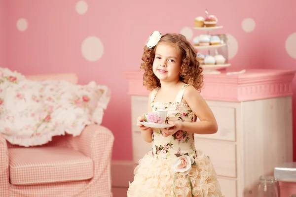 Pequena menina doce com chá — Fotografia de Stock