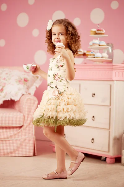 Bambina dolce con tè — Foto Stock